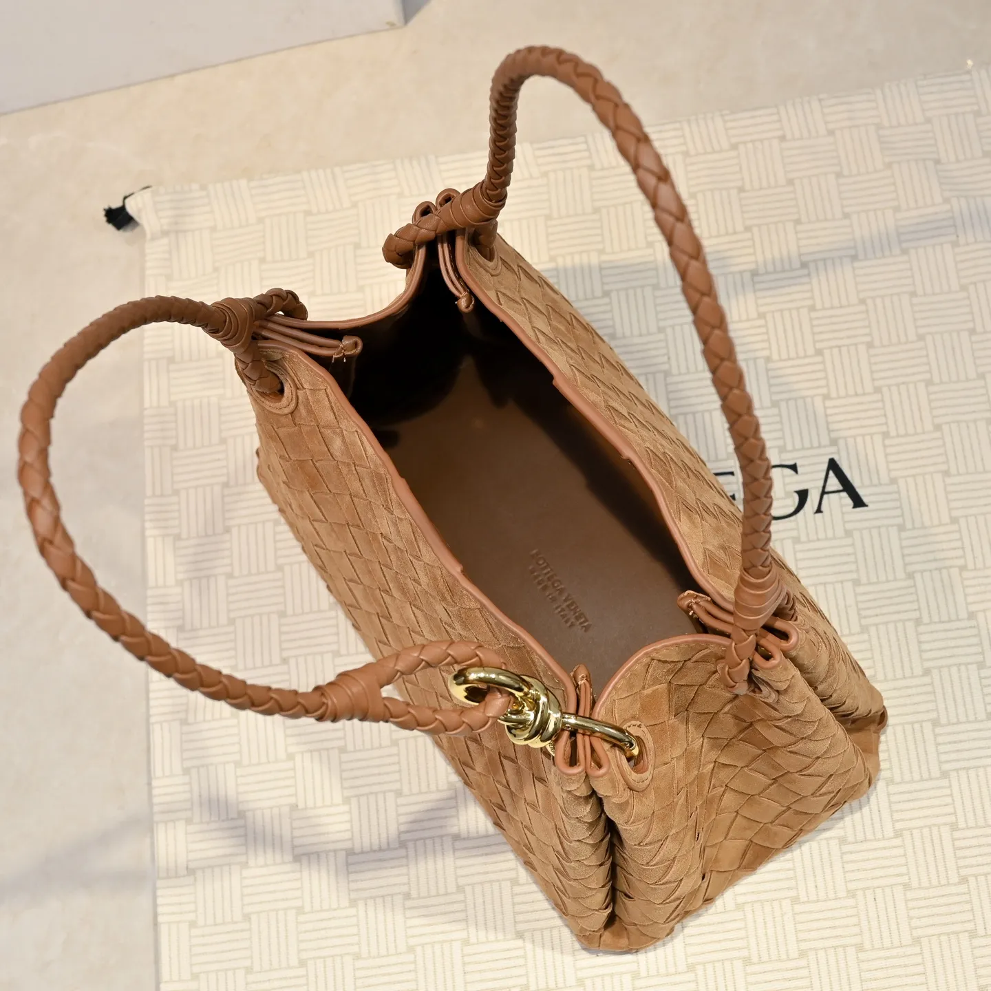 Batch 2060 BOTTEGA VENETA2025 new autumn medium suede parachuta has a unique appearance with the iconic metal knot, and a whole piece of leather folds the four corners into a parachute shape! The exquisite Knot metal buckle is like putting jewelry on a bag. It is high-end and elegant. Its super capacity can hold all your things! The overall effect of this bag is very different from before. It is neither too delicate to provide a large capacity nor too bulky because of its practicality. It simply provides a perfectly suitable bag for casual and simple people👜 Style number: 5921 Size: 29.5*18.5*17.5cm